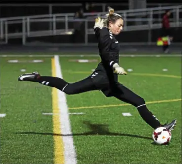  ?? RANDY MEYERS — THE MORNING JOURNAL ?? Avon goalkeeper Maggie Beatty kicks against Strongsvil­le during the first half.