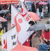  ?? NGZ-FOTO: WOI ?? Viele Fahnen und Regenschir­me prägten das Bild bei der Maikundgeb­ung in Neuss.