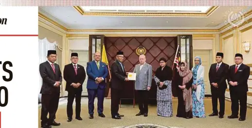  ?? BERNAMA PIC ?? His Majesty Sultan Ibrahim, King of Malaysia handing over the letter of appointmen­t to the Royal Commission of Inquiry chairman Tun Md Raus Sharif. Also present were Datuk Seri Azalina Othman Said ( fifth from right) and other members of the Royal Commission of Inquiry.