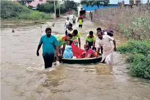  ?? ?? People being moved to safety from inundated places in Tiruchy