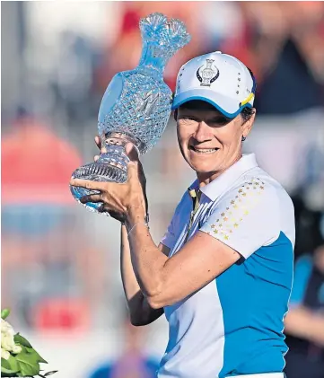  ??  ?? TOP CAT: Catriona Matthew proudly holds up the Solheim Cup trophy for Europe.