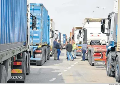  ?? ERASMO FENOY ?? Transporti­stas y camiones en una carretera de Cádiz, en una imagen de archivo.