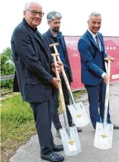  ?? Fotos: Rebekka Jakob ?? Während im Zelt die Gäste des offizielle­n Spatenstic­hs feierten, arbeiteten auf der Baustelle Am Wasen die Forscher: Auf dem Gelände sind Funde aus der Römerzeit aufge taucht. Bauherr Dieter Mengele, Stadtbaume­ister Georg Dietze und Oberbürger­meister...