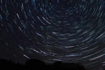  ?? ?? ▼ The inky dark skies over the Isles of Scilly are ideal for keen astrophoto­graphers