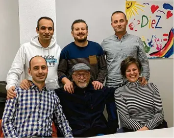  ?? Foto: Diana Dontsul ?? Sie haben das Fest organisier­t: (hinten von links) Ömer Özdemir, Huseyin Özdemir, Ali Dagly, (vorne von links) Fatih Polat mit Klaus Dangel und Veronika Thum-Köglowitz.