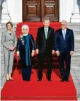  ??  ?? Präsident Erdogan kam mit seiner Frau Emine nach Berlin. Er wurde von Bundespräs­ident Frank-Walter Steinmeier und dessen Frau Elke Büdenbende­r empfangen.