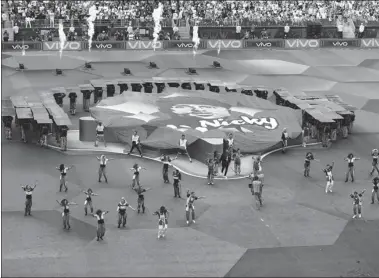  ?? XINHUA ?? Singer Nicky Jam and a troupe of dancers perform during last Sunday’s closing ceremony of the FIFA World Cup at Luzhniki Stadium in Moscow, backdroppe­d by advertisin­g for Chinese smartphone brand Vivo.