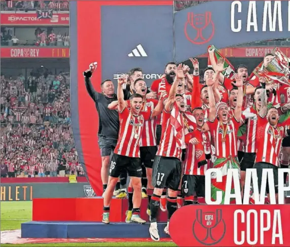  ?? ?? Los jugadores del Athletic, con Muniain su capitán a la cabeza, festejan sobre el césped de La Cartuja el título de campeones de Copa.