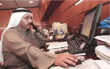  ?? Bloomberg ?? A Kuwait Investment Company broker monitors trades at the Kuwait Stock Exchange. The key Kuwaiti stock index has climbed 10 per cent since MSCI’s June 20 announceme­nt.