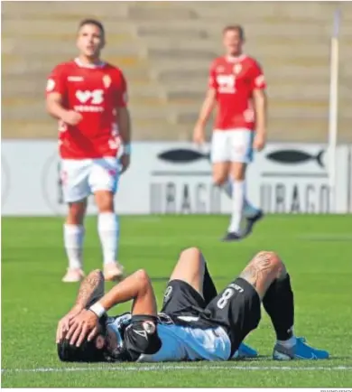  ?? ERASMO FENOY ?? Antoñito se lamenta en el suelo, antes de ser sustituido por lesión.