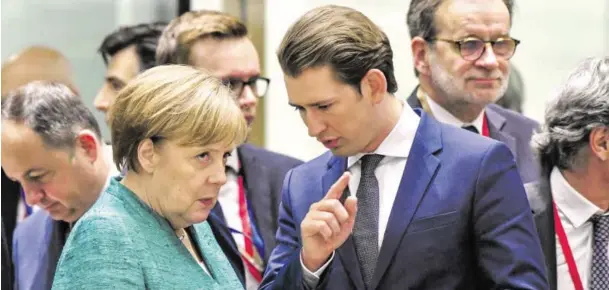  ?? BILD: SN/AP/GEERT VANDEN WIJNGAERT ?? Österreich­s Kanzler Sebastian Kurz im Gespräch mit seiner deutschen Amtskolleg­in Angela Merkel.