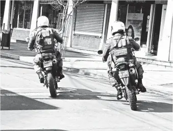  ??  ?? OPERATIVOS DE CARABINERO­S permitiero­n detener a cinco personas por diferentes ilícitos.