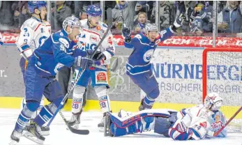  ?? FOTO: OLIVER RABUSER ?? Ravensburg­s Goalie Jonas Langmann ist geschlagen, Lubor Dibelka und Andreas Eder jubeln: Der SC Riessersee bezwang die Towerstars mit 3:1.