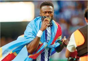  ?? ?? Mbemba não largou a bandeira da RD Congo nos festejos do título