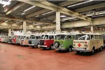  ??  ?? ‘Corujinha’ no Porto de Santos, para exportação
(acima); o 1º exemplar montado no ABC (dir.), e a Last Edition no museu da VW, em Hannover
(esq.)