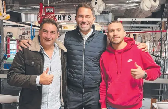  ?? Photo: Contribute­d ?? HUGE: Internatio­nal boxing promoter Eddie Hearn (centre) met with Brendon Smith (left) and Steve Spark at Smithy's TGW Gym.