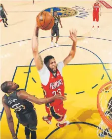  ??  ?? CANASTA. Anthony Davis, de New Orleans Pelicans, encesta ante la marca de Kevin Durant.