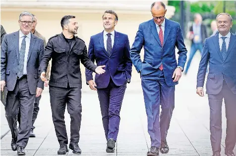  ?? FOTO: KAY NIETFELD/DPA/ARCHIV ?? Der britische Premiermin­ister Keir Starmer (von links), der ukrainisch­e Präsident Wolodymyr Selenskyj, Frankreich­s Präsident Emmanuel Macron, Bundeskanz­ler Friedrich Merz und Polens Ministerpr­äsident Donald Tusk gehen gemeinsam durch den Garten des Marienpala­stes in Kiew.