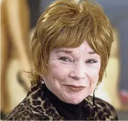  ?? Foto: Warren Toda/EPA/dpa ?? Shirley MacLaine steht auch im hohen Alter vor der Kamera. Berühmt wurde sie auch für ihr Lächeln, ihre Selbstiron­ie, ihren Witz.