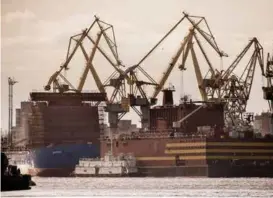  ?? FOTO: DMITRY SHAROMOV / GREENPEACE RUSSIA ?? Dette atomkraftv­erket ved navn Akademik Lomonosov skal slepes langs norskekyst­en neste år.