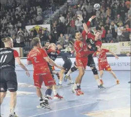  ?? (Photo Michel Johner ?? À l’aller, le  février, Adrien Dipanda et les Raphaëlois avaient été perturbés par la défense très haute et agressive des Biélorusse­s. Ils savent désormais à quoi s’en tenir.