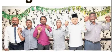  ??  ?? Standing united: Dhajudeen (third from right), Penang Muslim League president Datuk Najmudeen Kader (second from right) and Malaysian Muslim Restaurant Owners Associatio­n’s (Presma) president Ayoob Khan Muhamad Yakub (third from left) and other...