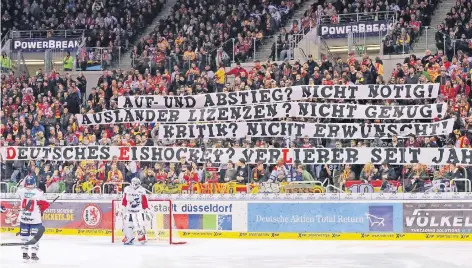  ?? FOTO: BIRGIT HÄFNER ?? „Deutsches Eishockey? Verlierer seit Jahren!“Die Fans bringen ihre Meinung deutlich zum Ausdruck.