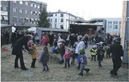  ??  ?? POPULAERT: Når man ikke har snø, leker man i høyet. Handelstor­get ble gjort om til en lekeplass for både store og små.