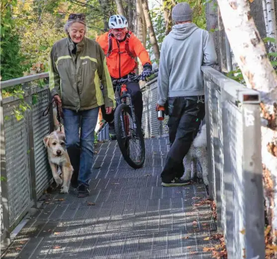  ?? FOTO: OLAV OLSEN ?? Det er trangt om plassen på sykkelstie­n politiet ønsker at syklistene skal bruke. Forrige uke henviste de en syklist fra E18 Mosseveien og inn hit. Anne Reed-Lundtveit har sett flere ulykker her.