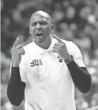 ?? PAUL SANCYA/AP ?? Memphis Tigers head coach Penny Hardaway argues a call against Florida Atlantic in the first half on Friday.