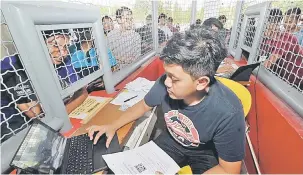  ?? — Gambar Bernama ?? SEMAK: Seorang petugas membuat pemeriksaa­n ke atas penyokong Terengganu dan Perak yang beratur bagi menebus tiket Perlawanan Akhir Piala Malaysia 2018 yang dibeli secara dalam talian di Stadium Shah Alam, semalam.