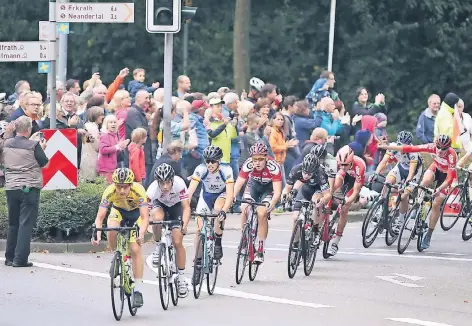  ?? RP-FOTO/ARCHIV: ACHIM BLAZY ?? Aus dem Neandertal kommend werden die Fahrer in Mettmann nach links auf die Ringstraße abbiegen. Bei der Generalpro­be für die Tour de France, dem „Race am Rhein“im vergangene­n Jahr kamen in Mettmann zahlreiche Zuschauer an die Strecke.