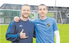  ?? FOTO: AW ?? Noch mal zu Gast im Training von Süd: Timo Barwan (l.) und Max Vöhringer, die in der kommenden Saison nicht mehr für den Verbandsli­gisten spielen.