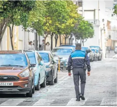  ?? JESÚS MARÍN ?? Un vigilante pasea por la zona del hospital de San Rafael, entre las líneas verdes de los nuevos estacionam­ientos.