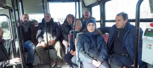  ?? Insieme ?? I rappresent­anti dei dipendenti dell’Industria Italiana Autobus sul bus dove hanno tenuto la conferenza stampa sulla loro condizione