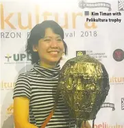  ??  ?? Kim Timan with Pelikultur­a trophy