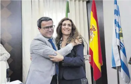  ?? SAMUEL SÁNCHEZ ?? Gallardo se abraza a Ana Belén Fernández, nueva alcaldesa en funciones desde hoy.