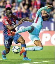  ?? BIEL ALINO/EPA ?? LEBIH GANAS: Emmanuel Boateng (kiri) berebut bola dengan bek kanan Barcelona Nelson Semedo.