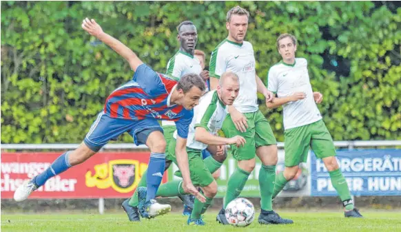  ?? FOTO: PETER SCHLIPF ?? Kein guter Start: Die Ellwanger (rot-blaue Trikot) verloren gegen Lauchheim.