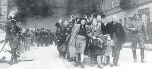  ?? AP ?? 1943: familias de polacos del gheto de Varsovia son escoltados por soldados de las SS, antes de ser deportados.