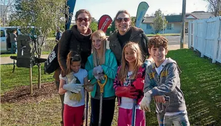  ?? SUPPLIED ?? New Brazilian migrants Gabriela Nunes and Patricia Nascimento dug in with their children.