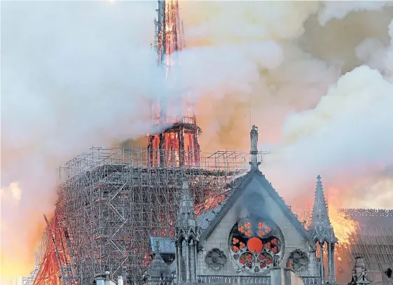  ?? REUTERS ?? Trabajos. El templo gótico estaba en reparacion­es y se cree que un error humano o una chispa de una herramient­a pudo provocar el fuego.