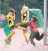  ?? FOTO: UM (ARCHIV) ?? Kicken wie die Großen: Beim Pfingsttur­nier des TuS Quettingen stehen die Kinder im Fokus.