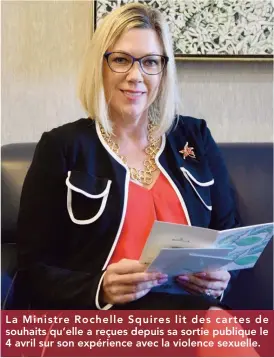  ??  ?? La Ministre Rochelle Squires lit des cartes de souhaits qu’elle a reçues depuis sa sortie publique le 4 avril sur son expérience avec la violence sexuelle.