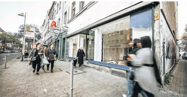  ?? RP-FOTO: ANDREAS ENDERMANN ?? Längst nicht alle Läden an der Kölner Straße sind vermietet. Es gibt verschiede­ne Ideen, wie das zu ändern ist.