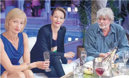  ?? COURTESY OF SONY PICTURES CLASSICS ?? From left, Viktoria Malektorov­ych as Natalja, Sandra Hller as Ines and Peter Simonische­k as Winfried in a scene from “Toni Erdmann.”