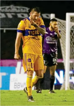  ??  ?? FRUSTRACIÓ­N. André-Pierre Gignac se lamenta, tras el empate en Mazatlán.