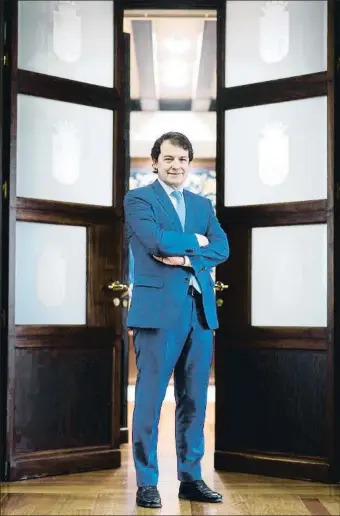  ?? NACHO GALLEGO ?? Alfonso Fernández Mañueco, en la puerta de su despacho en la Junta de Castilla y León