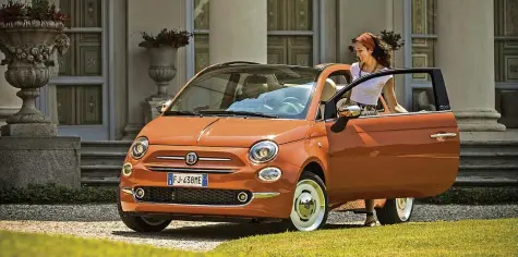  ??  ?? Dolcefarni­ente: Das Geburtstag­smodell gibts als Cabriolet-Version mit Schiebedac­h und Teller-Rädern im Retro-Look.