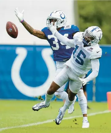  ?? MICHAEL CONROY/AP ?? CB Isaiah Rodgers breaks up a pass to WR Keke Coutee (15) during Colts training camp practice Thursday.